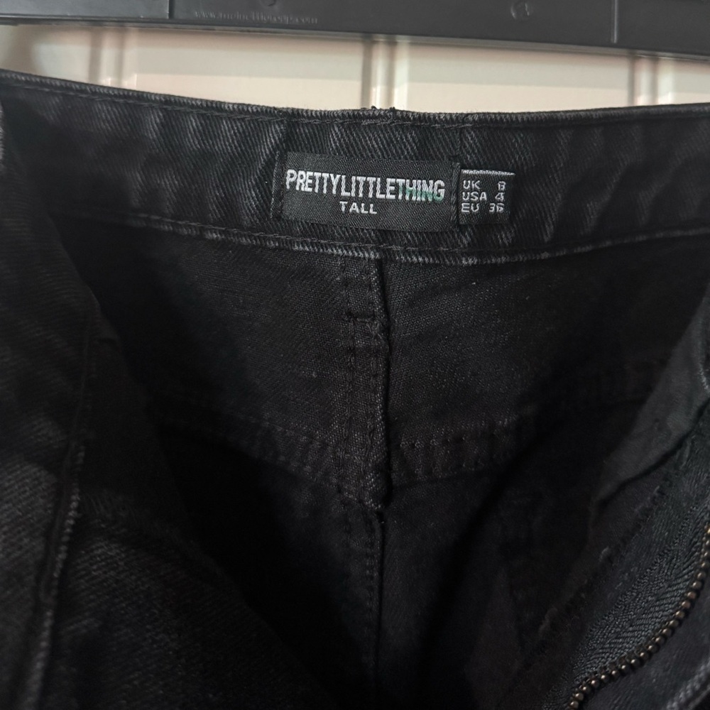 NEW w TAGS 🏷️ PRETTYLITTLETHING Classic Straight Leg Jeans (Tall Fit: Size 4) - Picture 3 of 11
